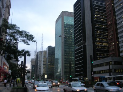 Atardecer en la Avenida Paulista, el Centro económico y financiero de Sao Paulo, y por extensión de Brasil.